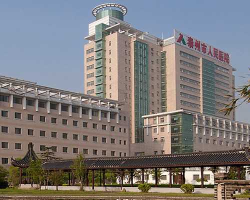 深圳:遭商城玻璃门砸中 四岁女童生命垂危