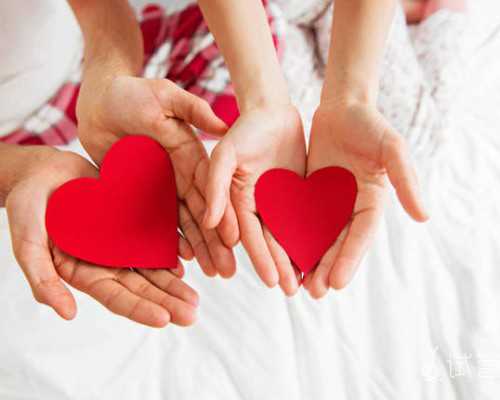 宝宝突然大口吐奶喷射怎么回事